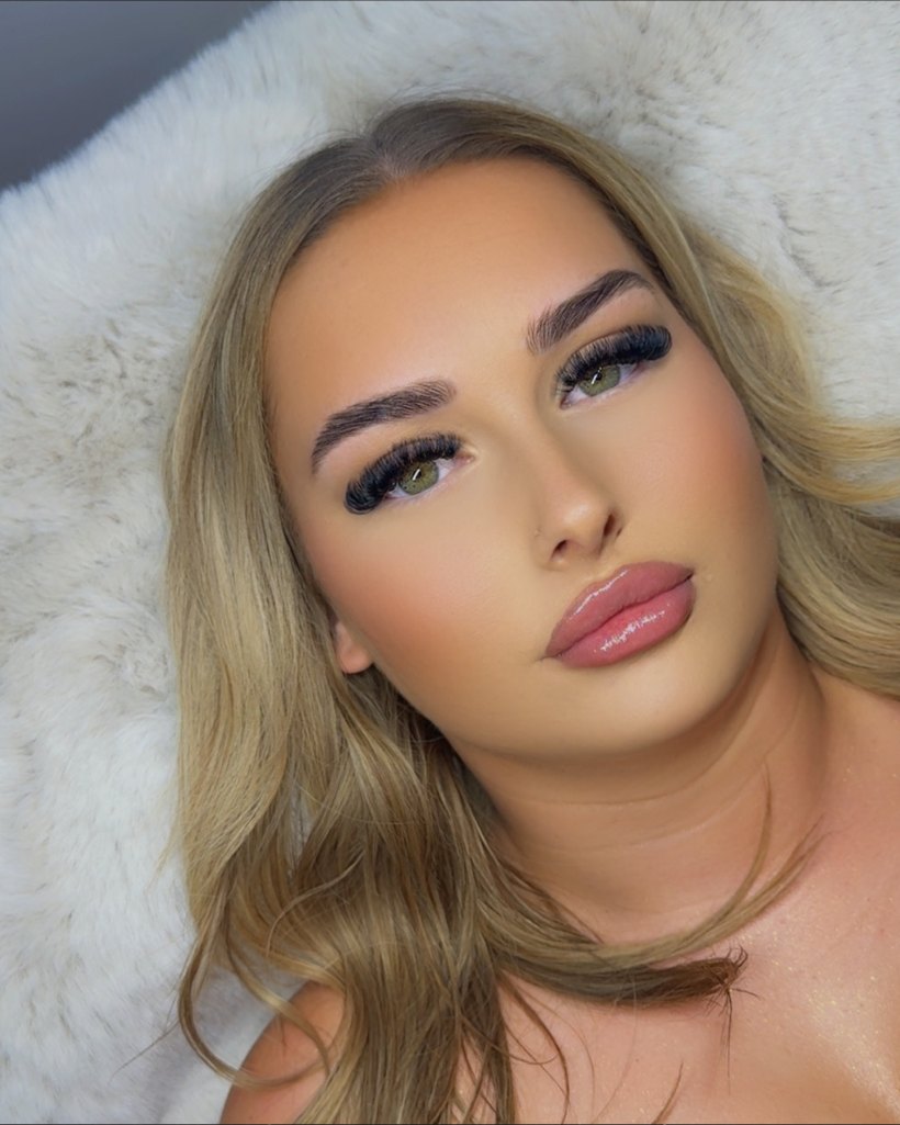 Mega volume lash extensions, Reading